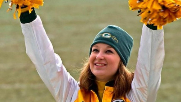 Kaitlyn-Collins-Green-Bay-Packers-Cheerleader-e1360300302565